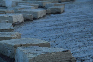 排列整齐的灰色石块