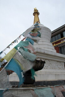 藏式佛塔与经幡景观