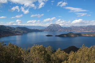 湖畔青山 蓝天碧水美景