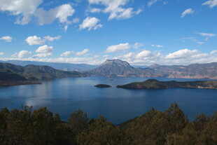 美丽湖景与远处山峦风光