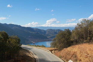 山间公路旁的秀丽湖景