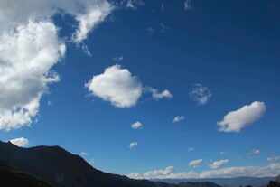 蓝天白云下的山峦美景