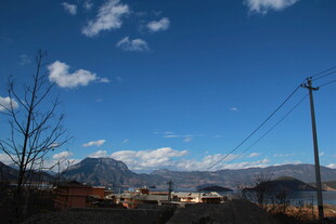 蓝天远山旁的乡村景致