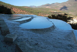 山间独特的钙化池景观