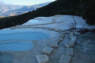 山间蓝池与白色钙化地貌