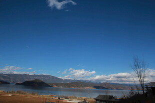 蓝天碧水间的宁静湖景
