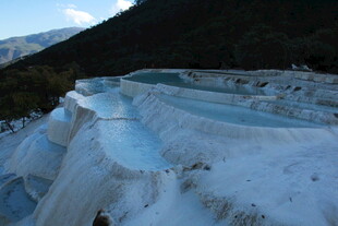 雪山下的冰雪景观