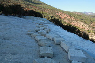 山间石阶蜿蜒于雪坡之上