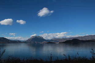 宁静湖景与远处山峦