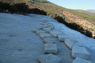 山间石砌步道蜿蜒而上