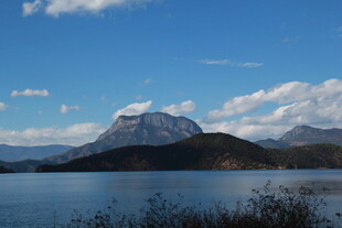 湖畔青山蓝天美景如画