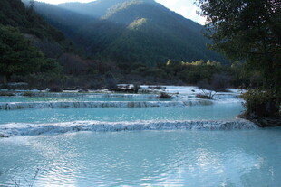 山间蓝绿色溪流美景