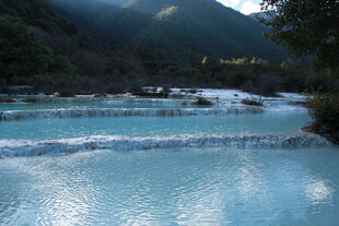 梦幻蓝白相间的山间溪流