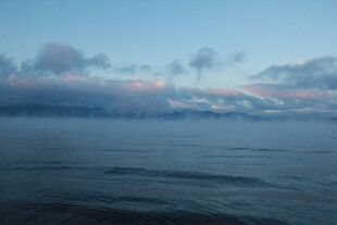 海上日出前的宁静景象
