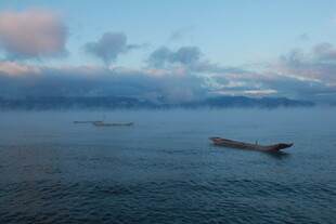 海上船只与云雾景观