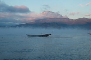 海上孤舟伴云霞美景