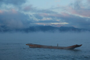 海上孤舟伴云雾
