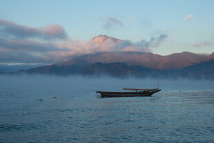 海上孤舟伴远山晨景