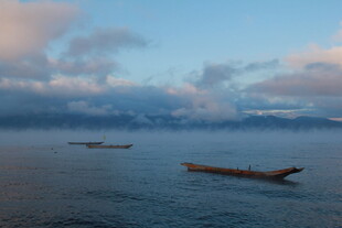 海上孤舟伴云雾美景