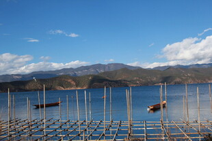 湖畔风光 水中设施与远山