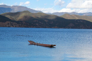 蓝色湖面上的孤独小船