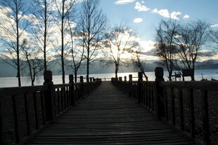 湖畔木栈道的静谧风光