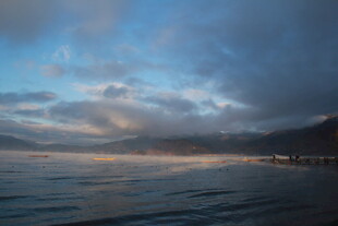 海边暮色中的壮阔天空景观