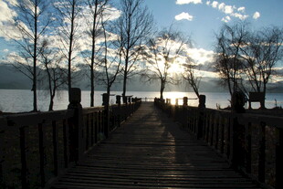 夕阳下的湖畔木栈道