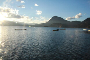 海上日出美景 远山相伴