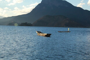 湖中小船与远处山峦美景