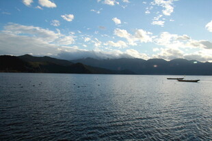 宁静湖景与远舟