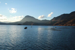 宁静湖景与远山风光