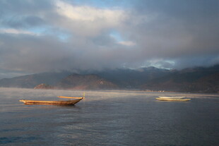 湖面孤舟伴远山云雾