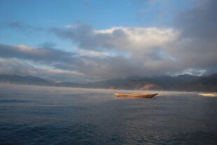 海上孤舟伴云霞