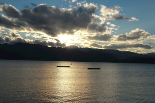 夕阳下宁静的湖面与小船