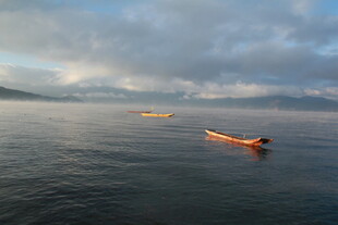 海上孤舟伴云景