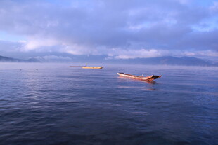 海上孤舟 远方云雾缭绕