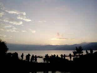 海边日落时的人群景象