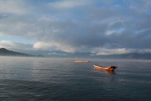 孤舟泛于辽阔海面