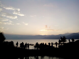 湖畔黄昏人群剪影美景