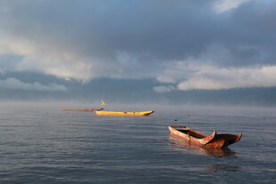 海上孤舟 天际风云变幻