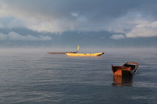 海上孤舟与废弃物件