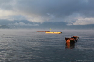 海上船只与礁石的景象