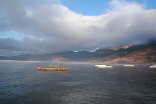 宁静湖面上的孤舟与远山