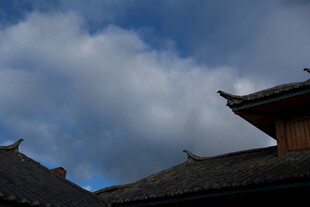 中式屋顶映于蓝天白云