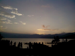 海边日落时的人群剪影