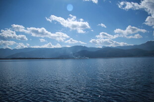 蓝天碧水间的宁静湖景