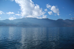 宁静湖景与远山蓝天白云