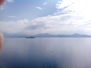 海上远景 云与山的美丽画面