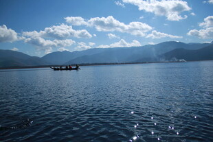 湖光山色中的悠然小船